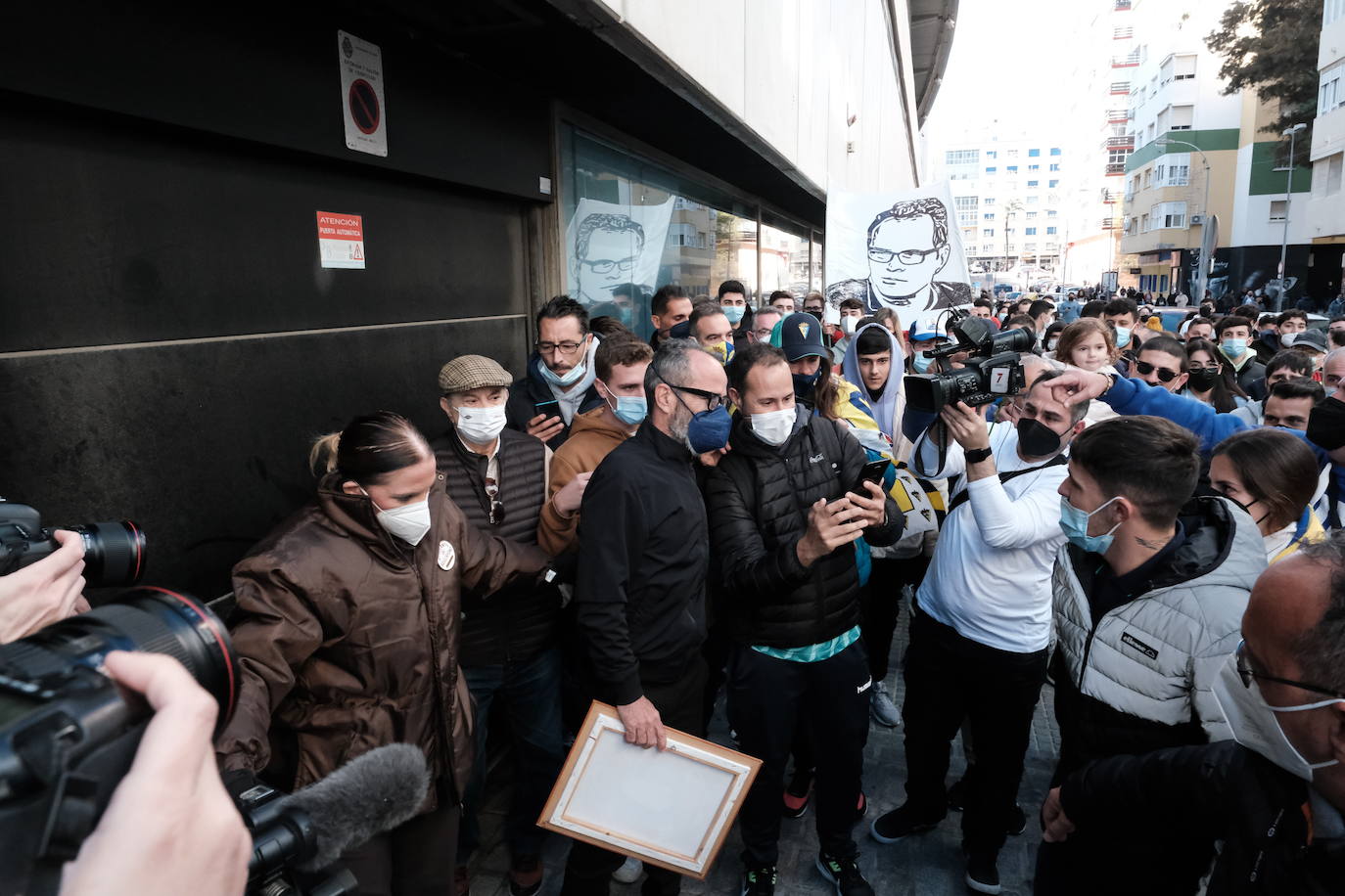 12 de enero. Álvaro Cervera ponía punto y final a una brillante y prolongada etapa en la entidad cadista tras una mala racha de resultados. La afición se volcó con el mejor entrenador de la historia del Cádiz en su despedida.