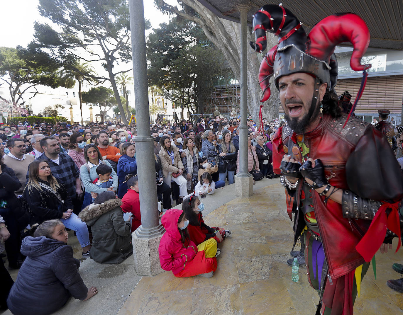 28 de febrero. Los gaditanos no dejaron pasar el mes de febrero sin celebrar su Carnaval. Pese a que la fecha oficial fue trasladada a junio por parte del Ayuntamiento, las agrupaciones ilegales llenaron las calles de gente.