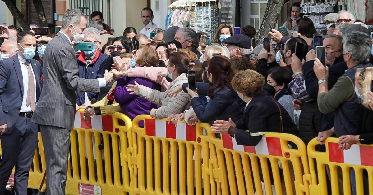 25 de marzo. El Rey Felipe VI realizó su primera visita como monarca a Sanlúcar de Barrameda, un encuentro enmarcado dentro de los actos de la conmemoración del V Centenario de la Vuelta al Mundo. Los sanluqueños se echaron a la calle para saludar a Su Majestad, que se mostró muy cercano en todo momento.