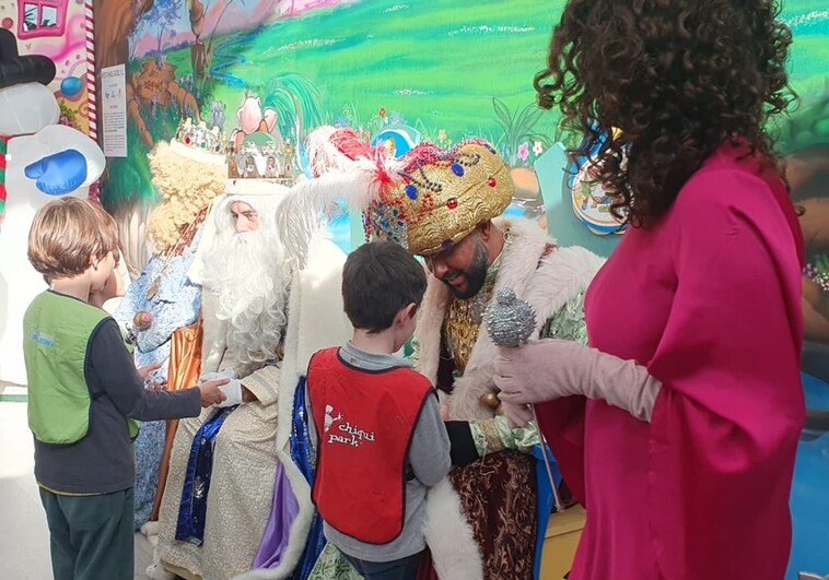 Los hijos y nietos de los médicos reciben sus primeros regalos de los Reyes Magos