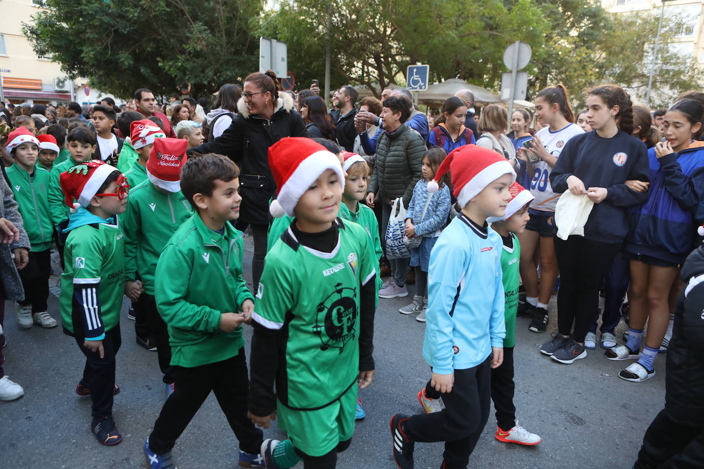 Fotos: Los Reyes Magos del barrio La Laguna reparten regalos y caramelos