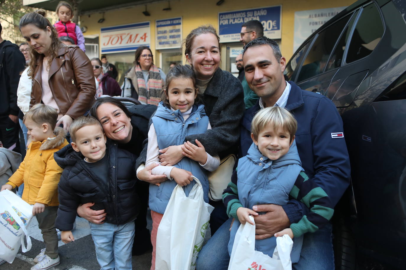 Fotos: Los Reyes Magos del barrio La Laguna reparten regalos y caramelos