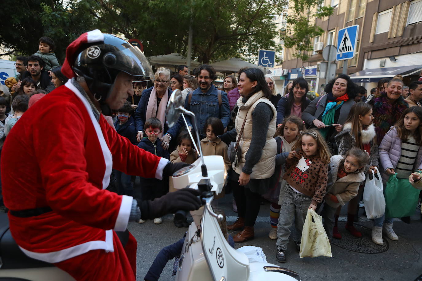 Fotos: Los Reyes Magos del barrio La Laguna reparten regalos y caramelos