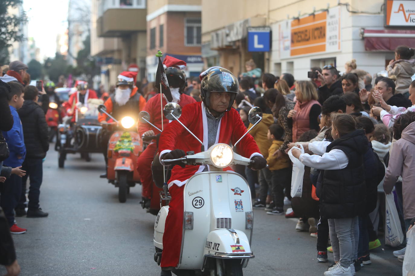 Fotos: Los Reyes Magos del barrio La Laguna reparten regalos y caramelos