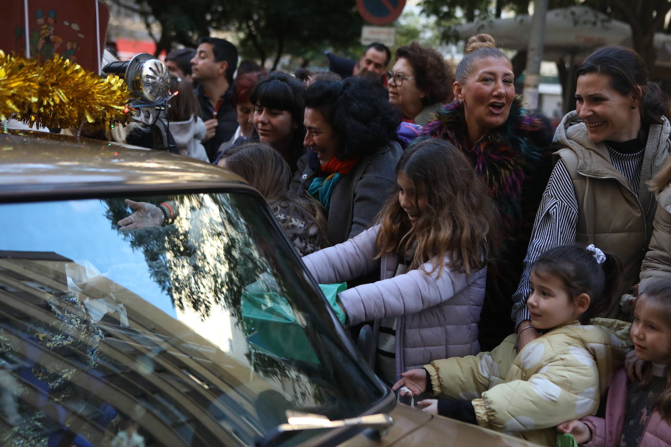 Fotos: Los Reyes Magos del barrio La Laguna reparten regalos y caramelos