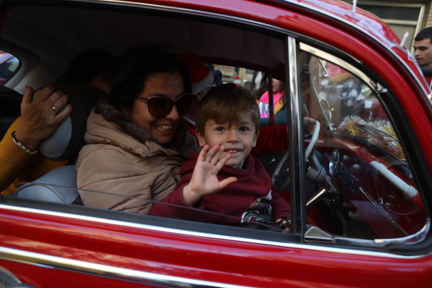 Fotos: Los Reyes Magos del barrio La Laguna reparten regalos y caramelos