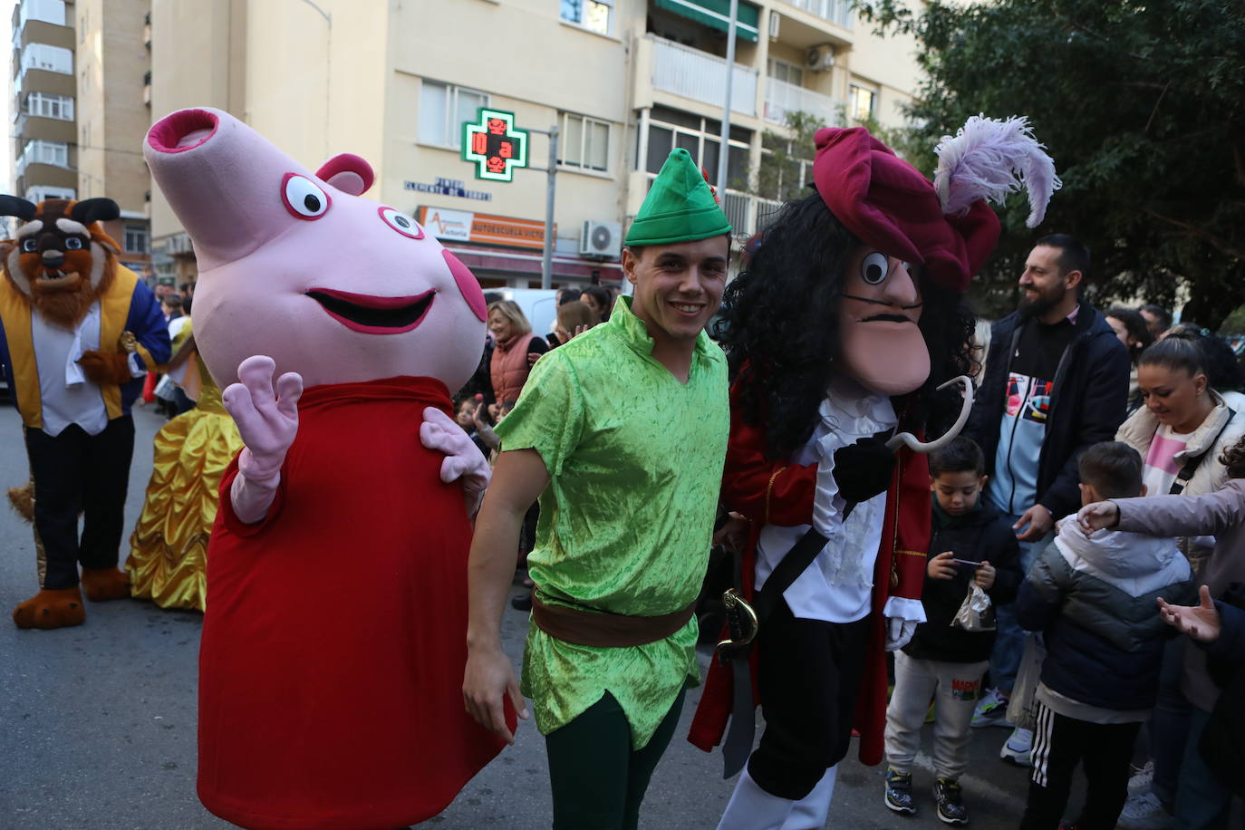 Fotos: Los Reyes Magos del barrio La Laguna reparten regalos y caramelos