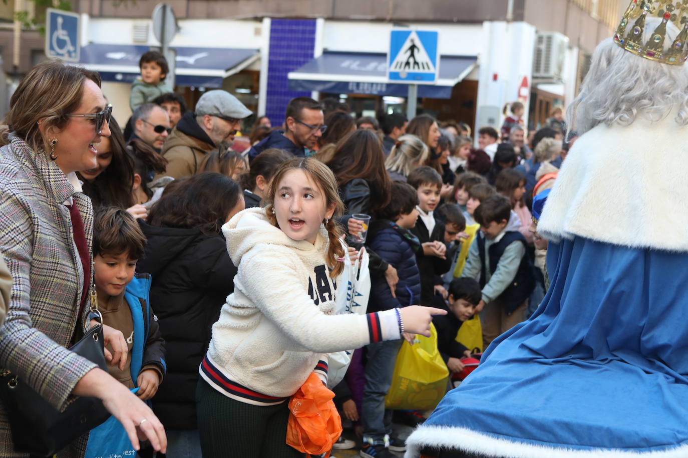 Fotos: Los Reyes Magos del barrio La Laguna reparten regalos y caramelos