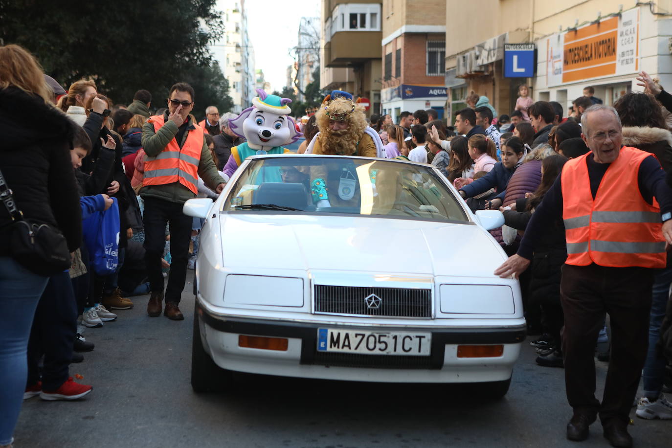 Fotos: Los Reyes Magos del barrio La Laguna reparten regalos y caramelos