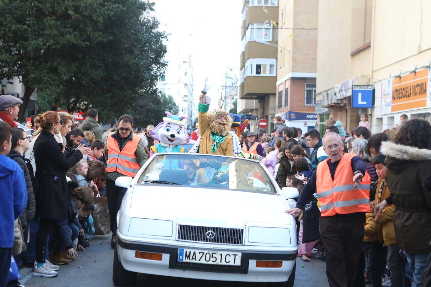 Fotos: Los Reyes Magos del barrio La Laguna reparten regalos y caramelos