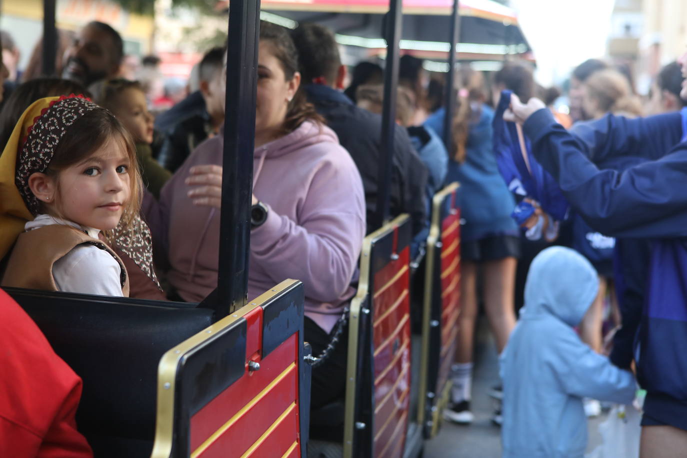 Fotos: Los Reyes Magos del barrio La Laguna reparten regalos y caramelos