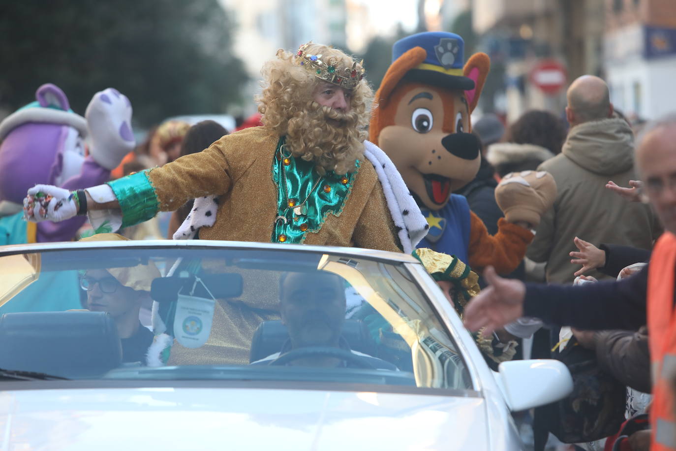 Fotos: Los Reyes Magos del barrio La Laguna reparten regalos y caramelos