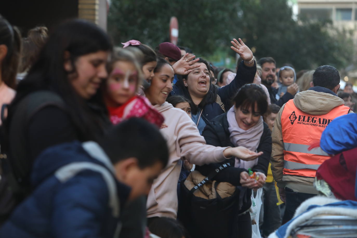 Fotos: Los Reyes Magos del barrio La Laguna reparten regalos y caramelos