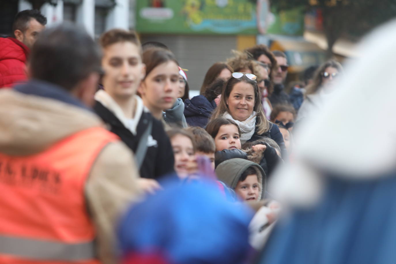 Fotos: Los Reyes Magos del barrio La Laguna reparten regalos y caramelos