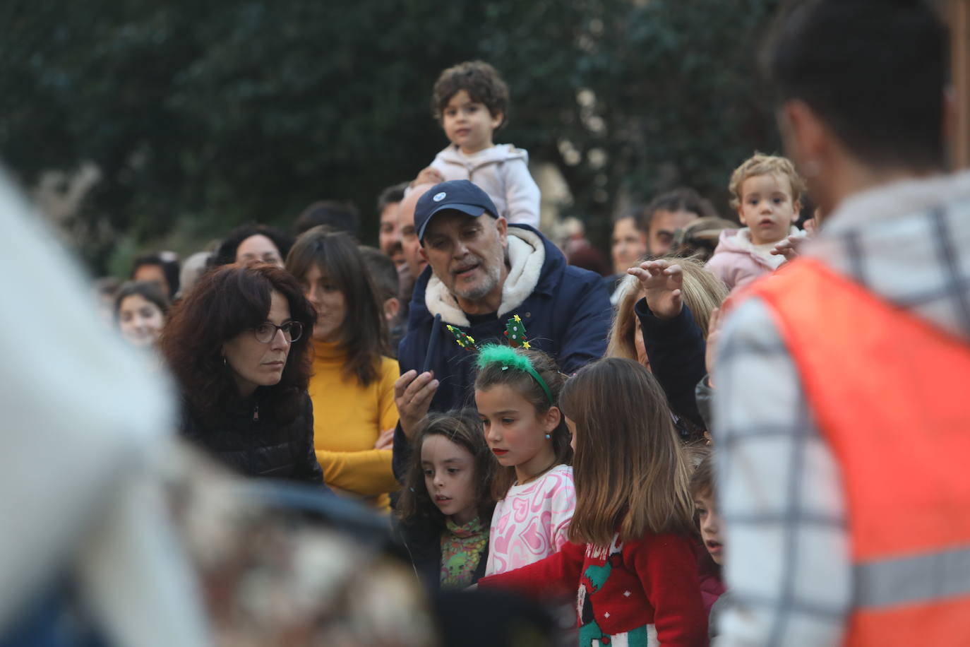 Fotos: Los Reyes Magos del barrio La Laguna reparten regalos y caramelos