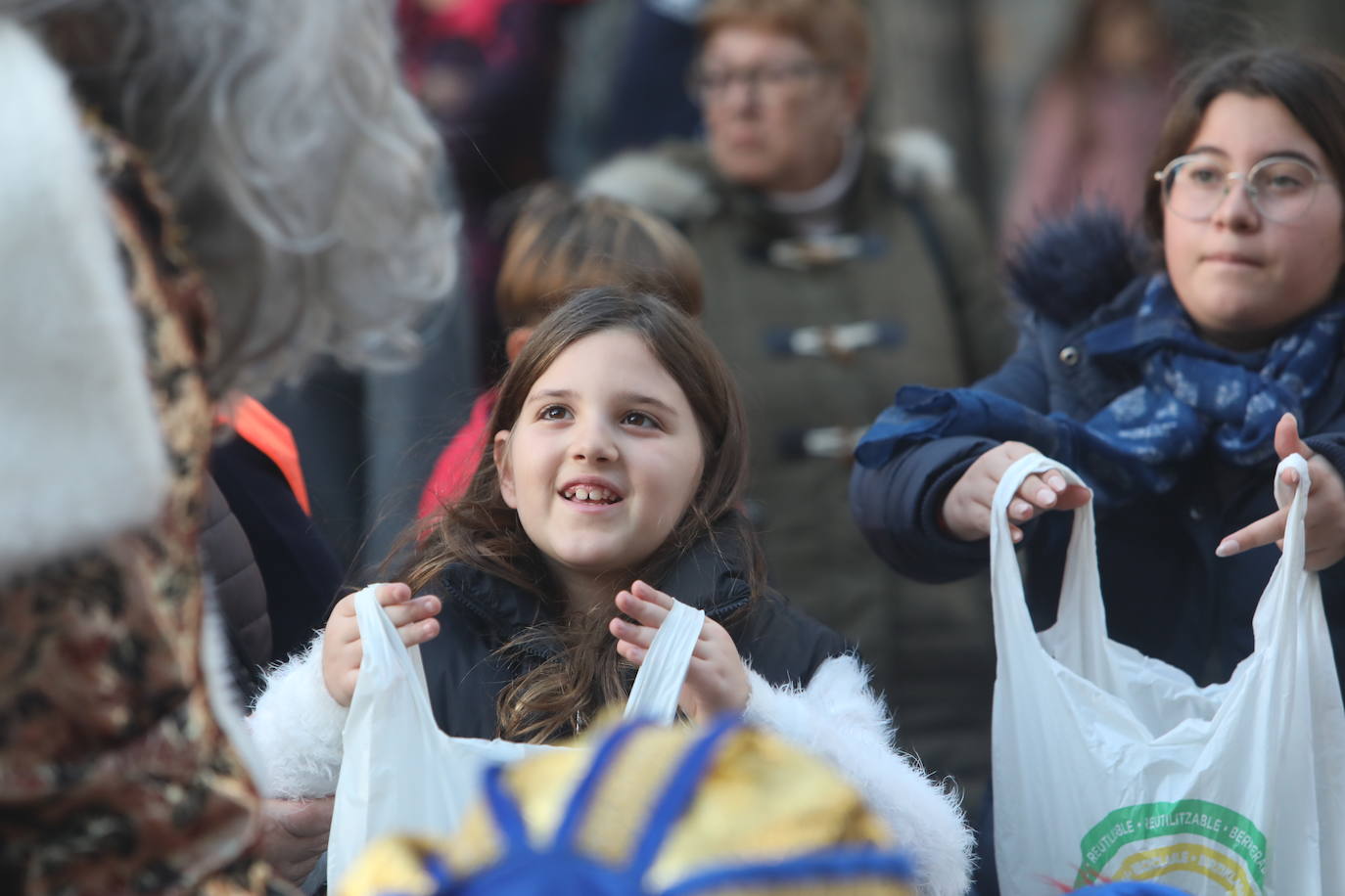 Fotos: Los Reyes Magos del barrio La Laguna reparten regalos y caramelos