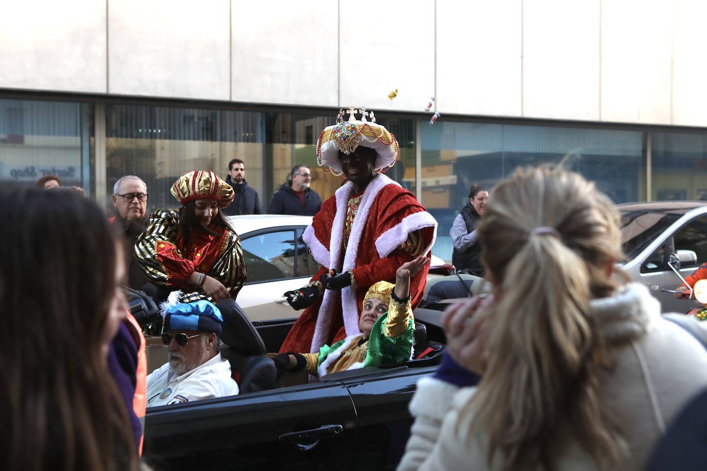 Fotos: Los Reyes Magos del barrio La Laguna reparten regalos y caramelos