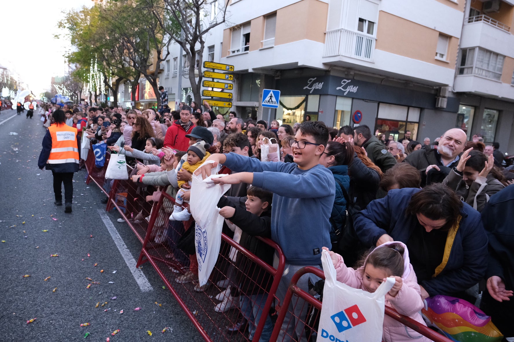 Fotos: Búscate en la Cabalgata de Reyes Magos en Cádiz