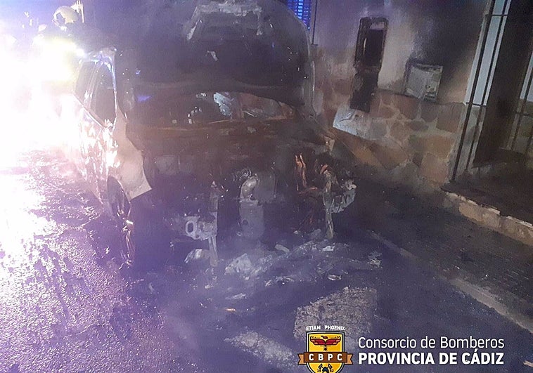 Una vivienda afectada tras el incendio de dos coches en Chiclana