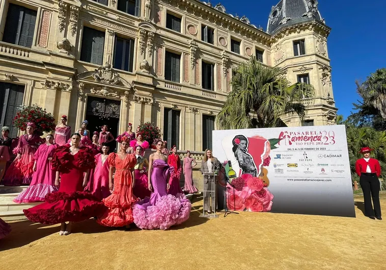 El traje de flamenca, el uniforme de la alegría en la Feria de Almería