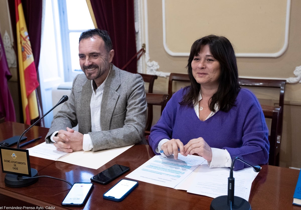 El edil de Hacienda, José Ramón Páez, junto con la concejal de Asuntos Sociales, Helena Fernández.