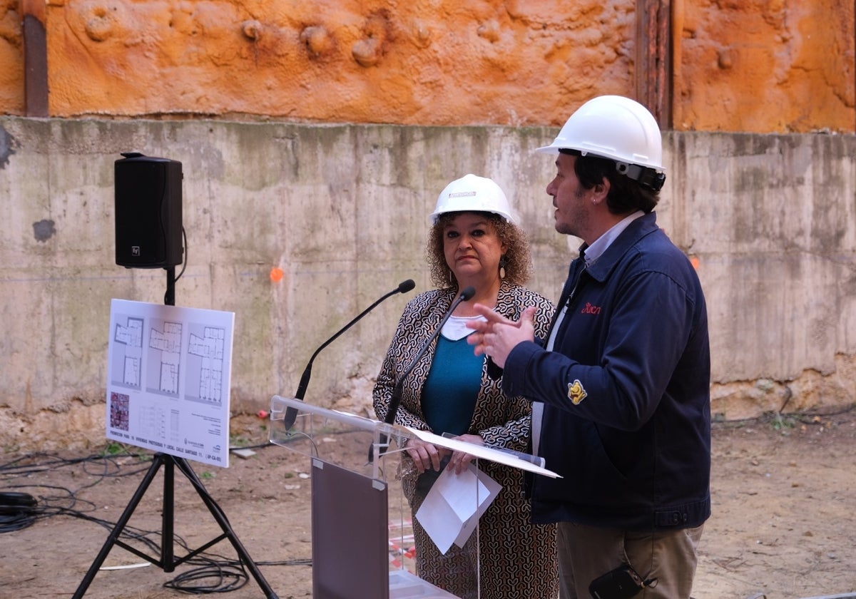 El alcalde, durante su intervención en la obra junto a la delegada de Vivienda, Eva Tubío.