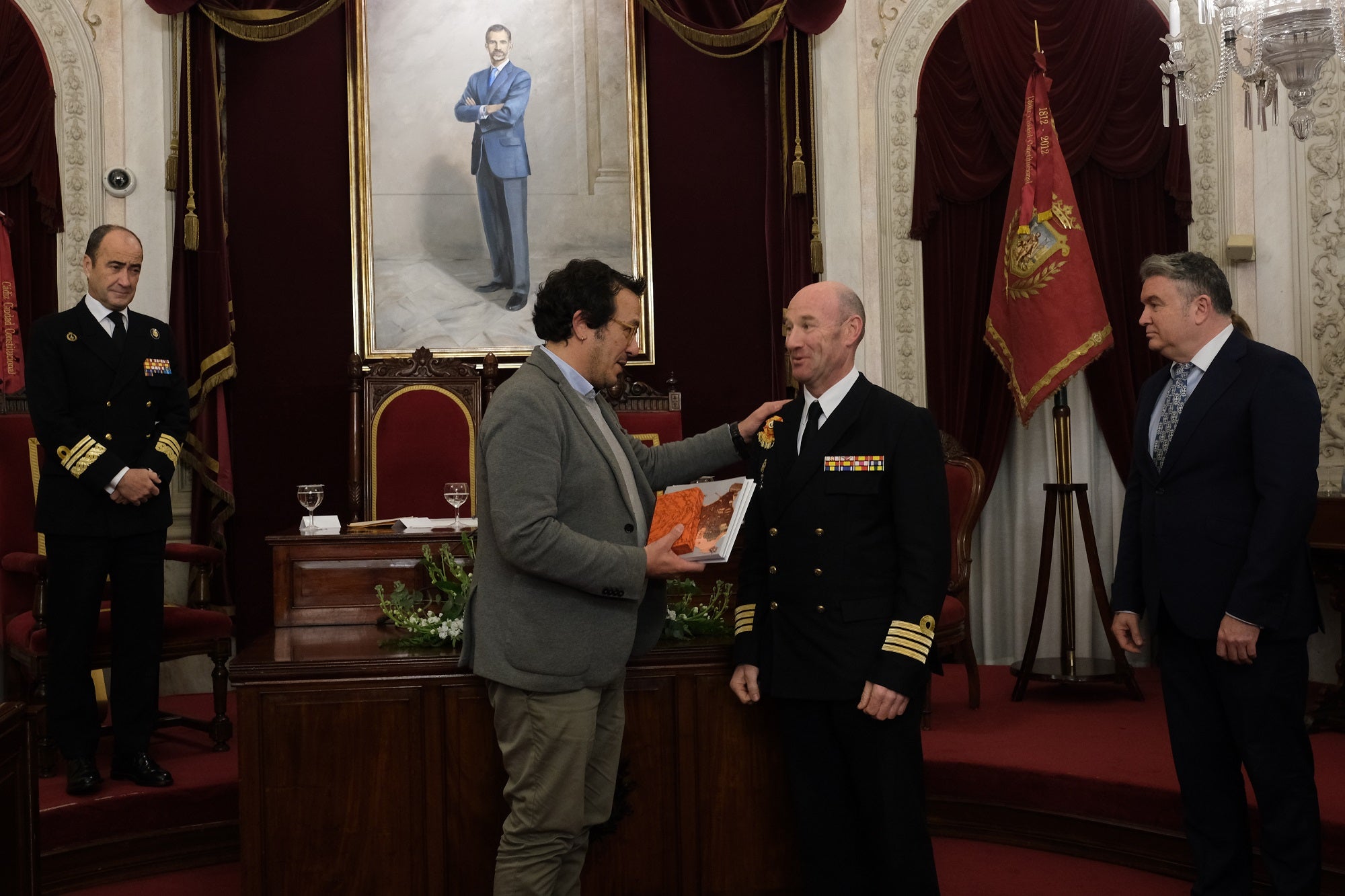 El alcalde de Cádiz recibe a los guardiamarinas del Elcano