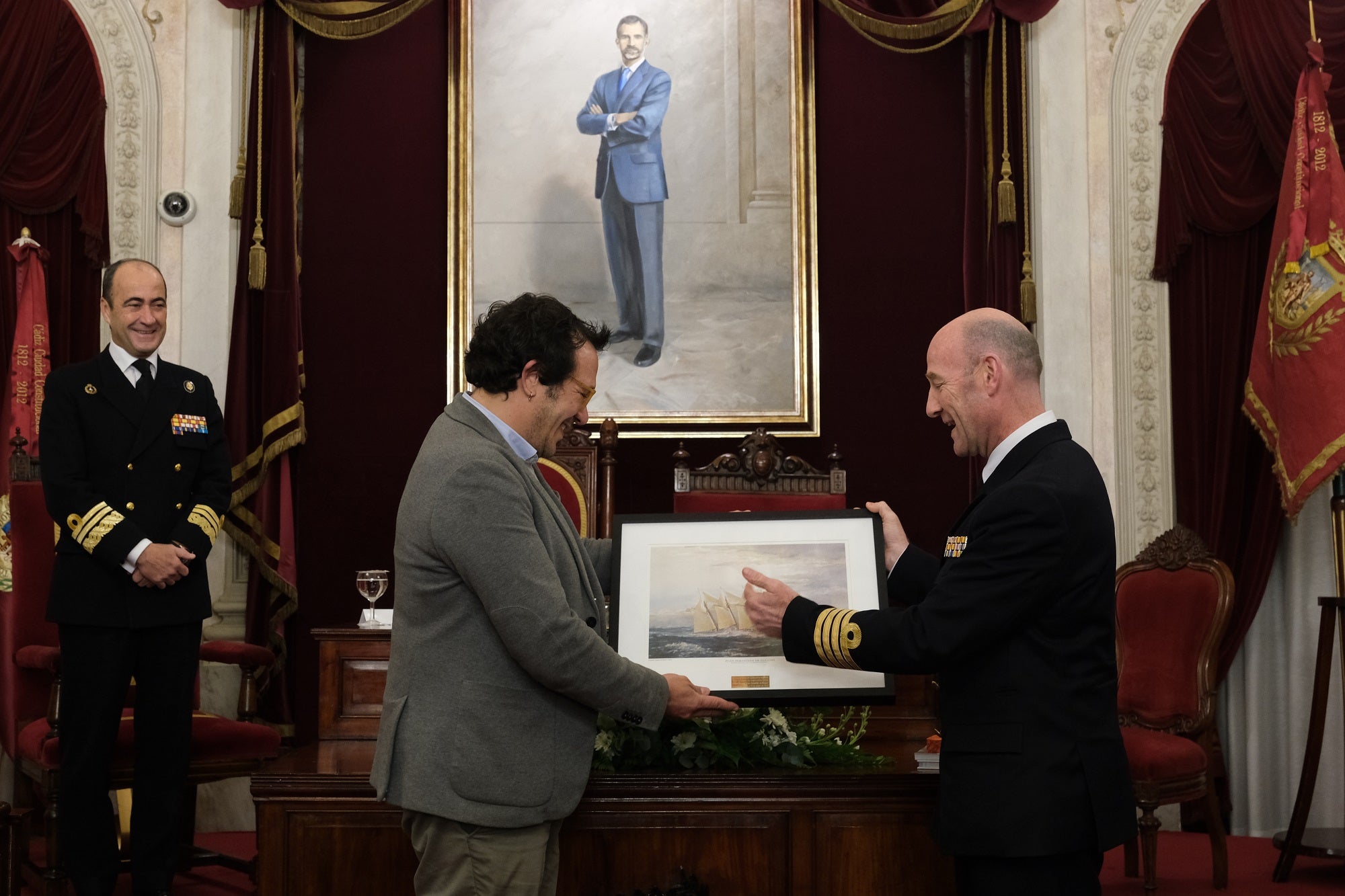 El alcalde de Cádiz recibe a los guardiamarinas del Elcano