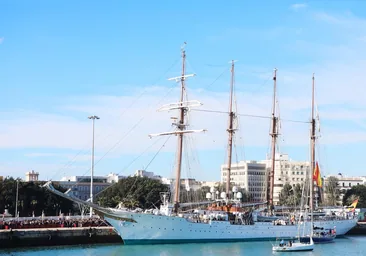 Cádiz arropa al Juan Sebastián de Elcano en su despedida para iniciar su 95º crucero de instrucción