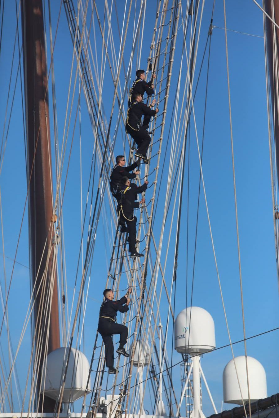 Fotos: La emocionante salida del buque Juan Sebastián de Elcano desde Cádiz