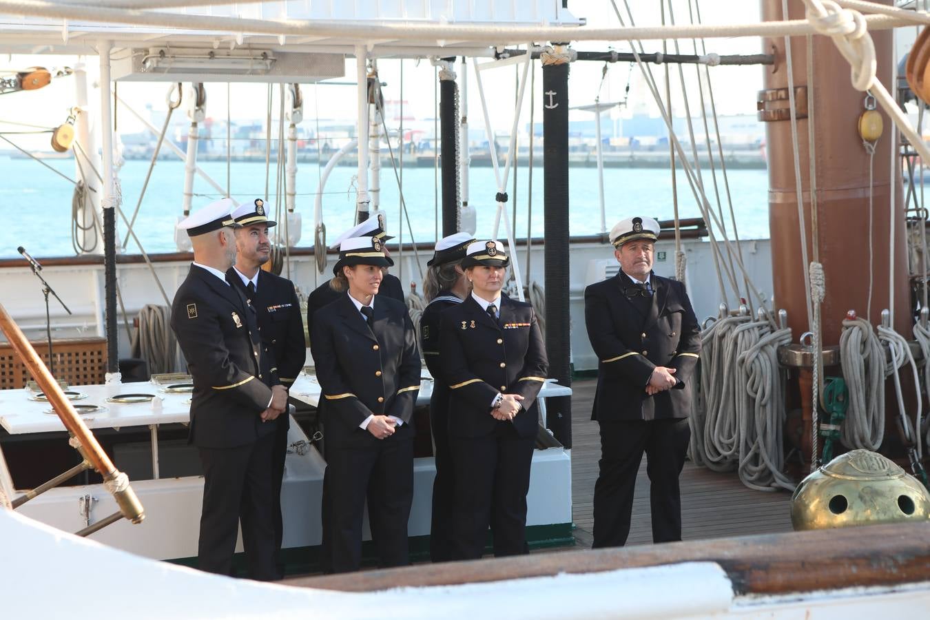 Fotos: La emocionante salida del buque Juan Sebastián de Elcano desde Cádiz