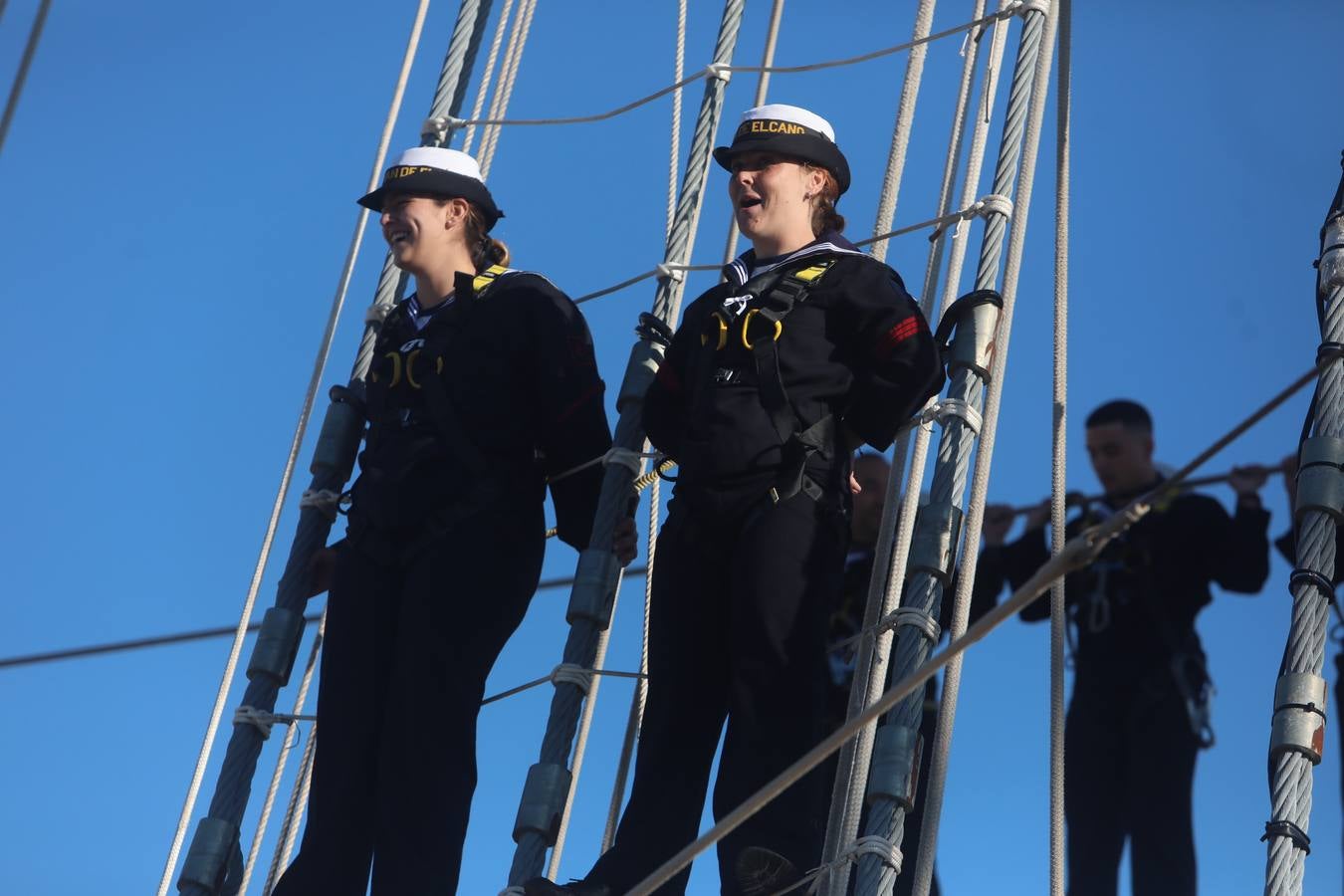 Fotos: La emocionante salida del buque Juan Sebastián de Elcano desde Cádiz