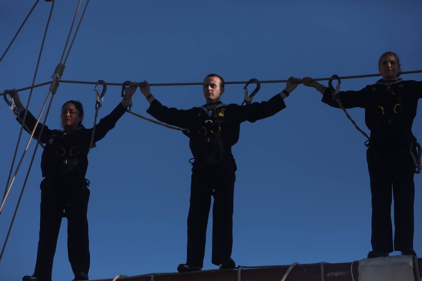 Fotos: La emocionante salida del buque Juan Sebastián de Elcano desde Cádiz
