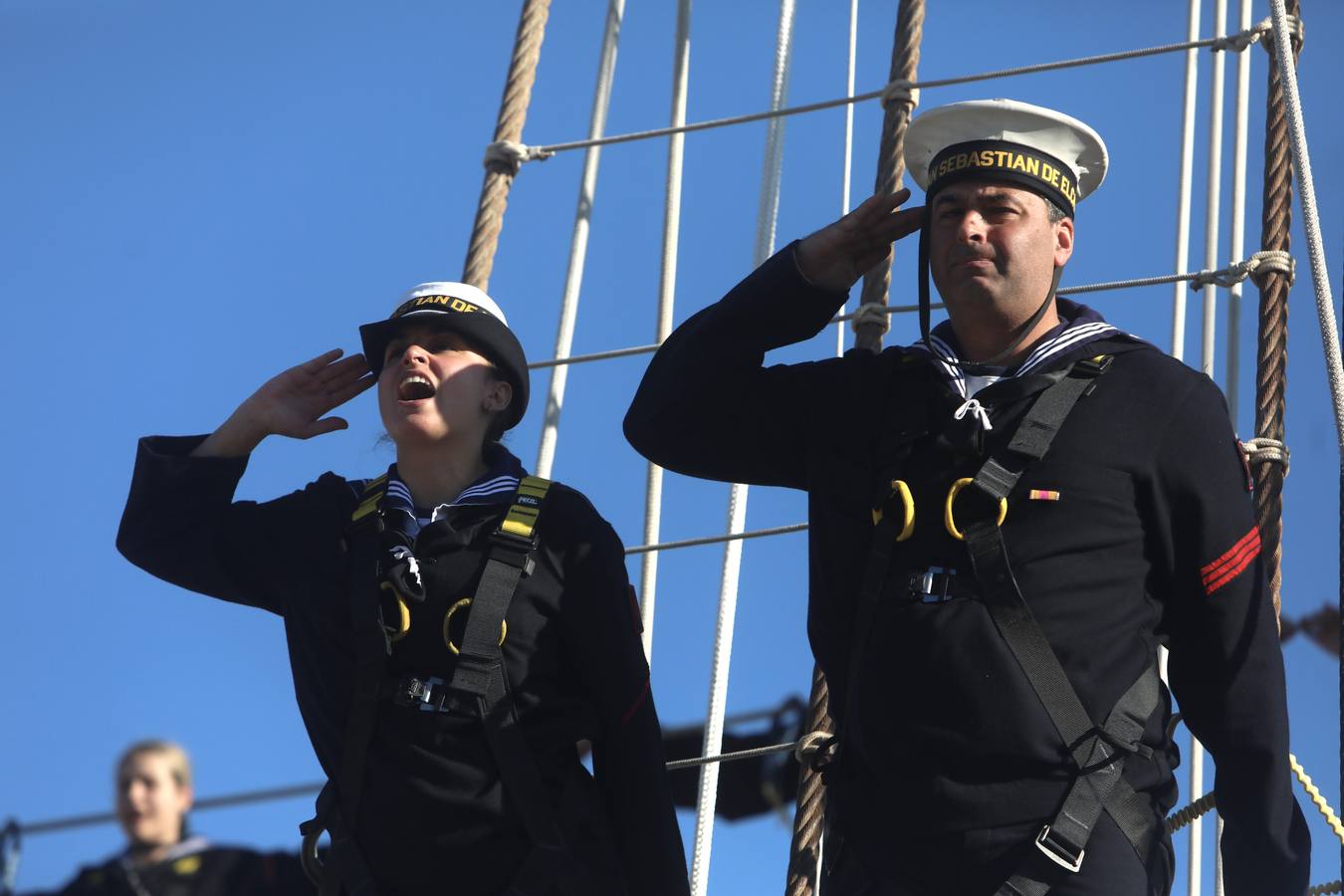 Fotos: La emocionante salida del buque Juan Sebastián de Elcano desde Cádiz