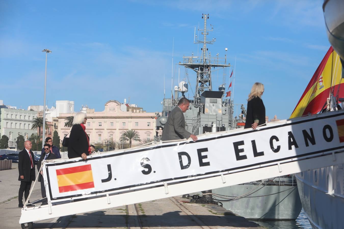Fotos: La emocionante salida del buque Juan Sebastián de Elcano desde Cádiz