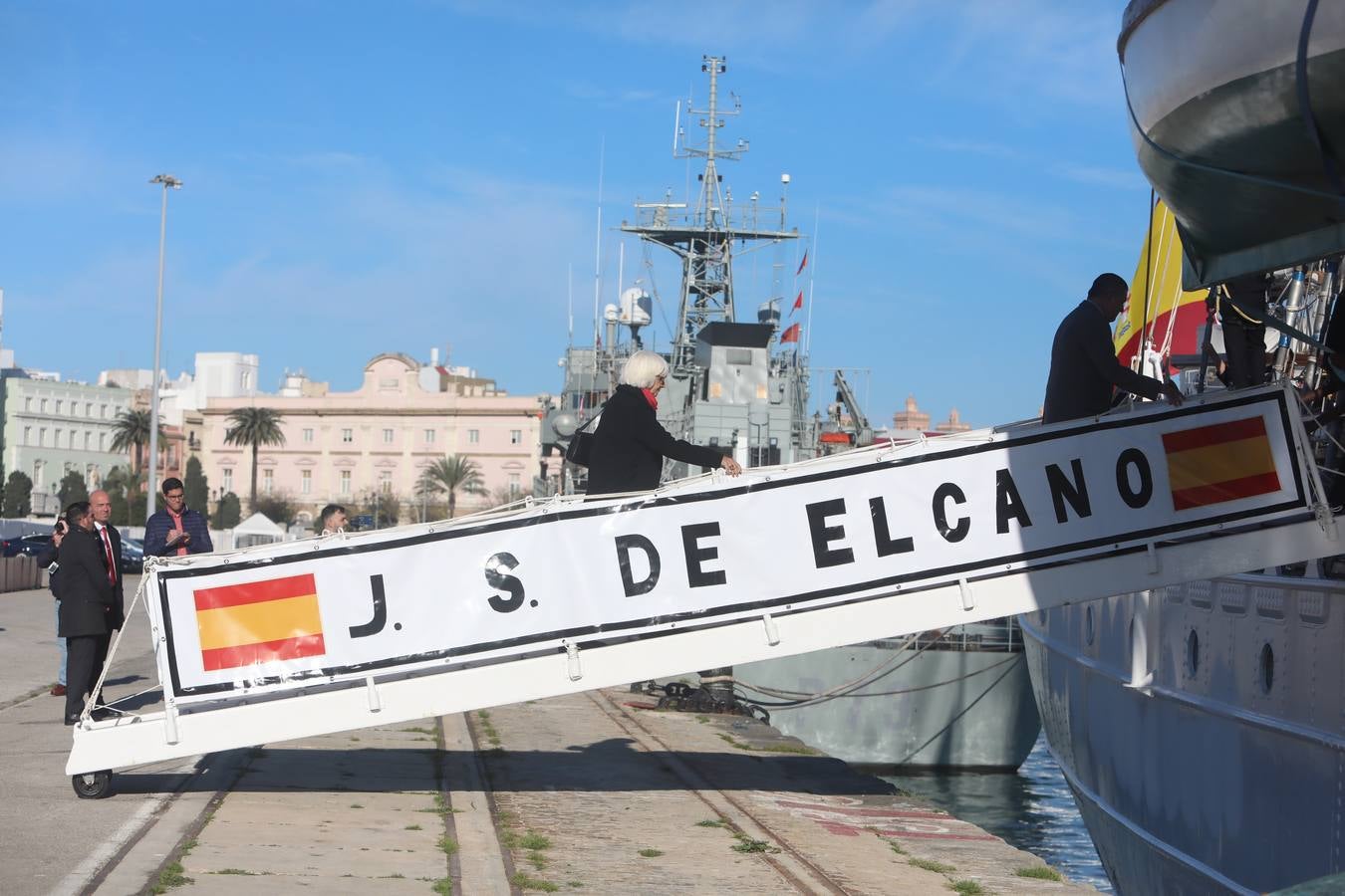 Fotos: La emocionante salida del buque Juan Sebastián de Elcano desde Cádiz