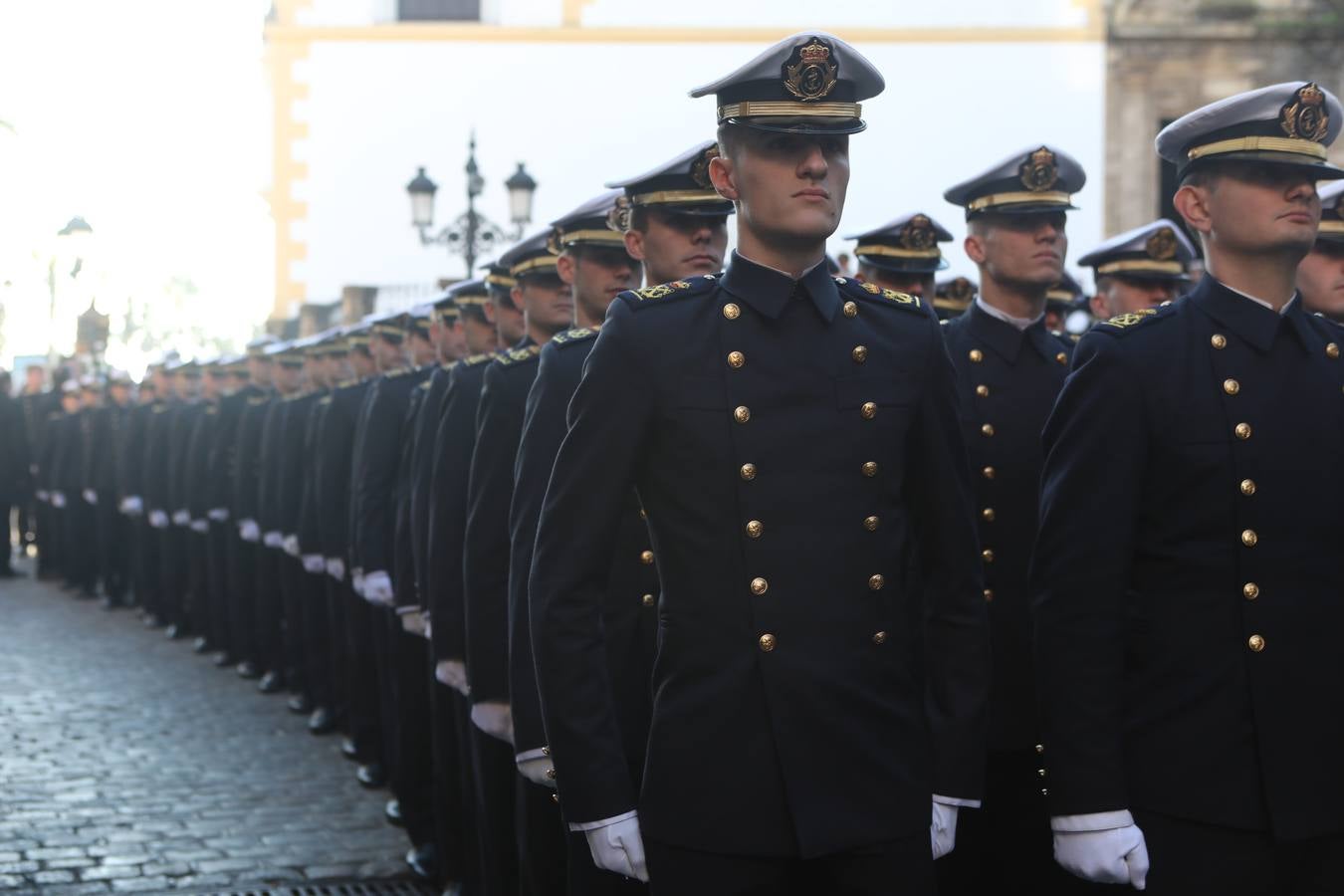 Fotos: La emocionante salida del buque Juan Sebastián de Elcano desde Cádiz