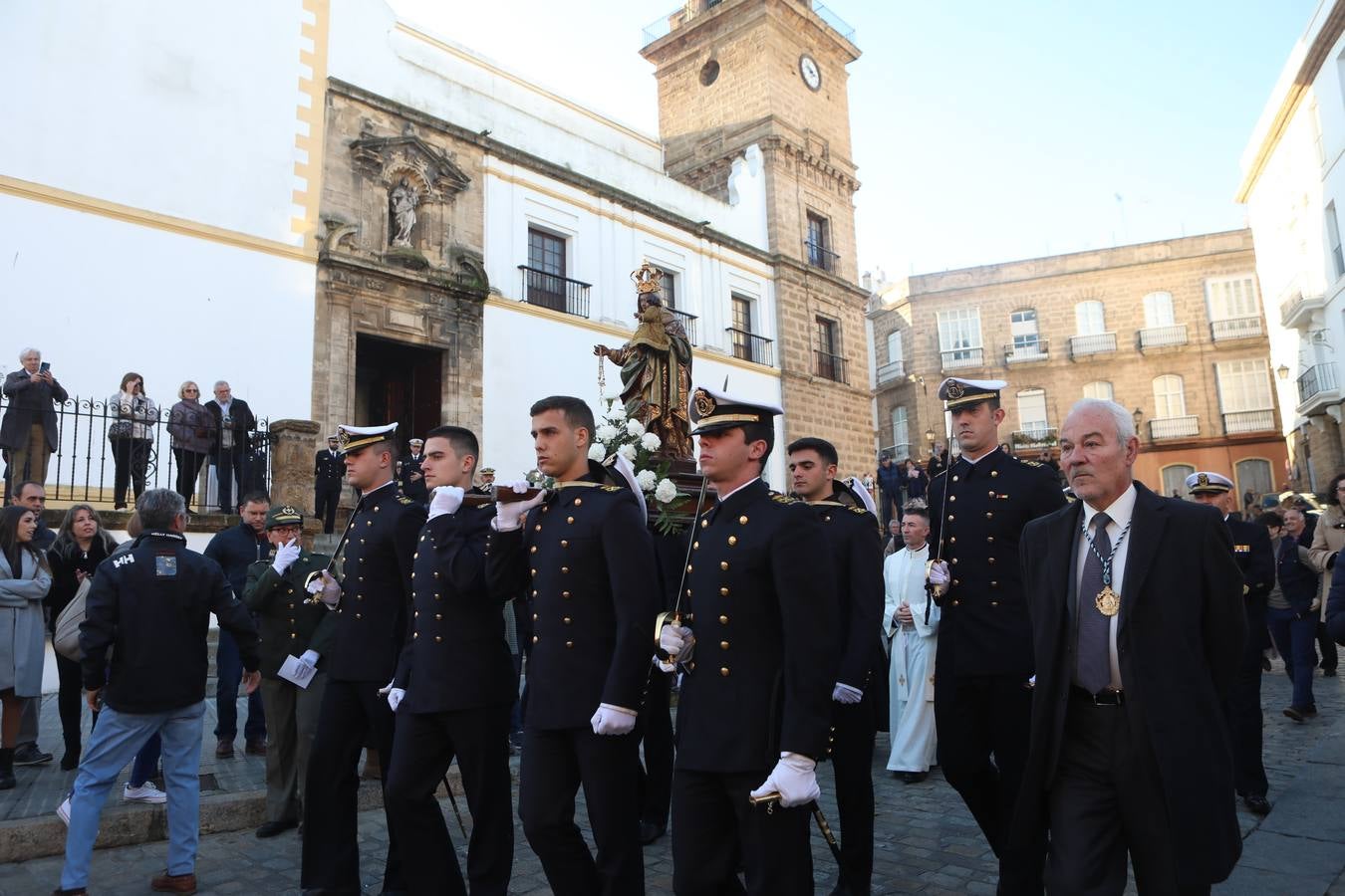 Fotos: La emocionante salida del buque Juan Sebastián de Elcano desde Cádiz