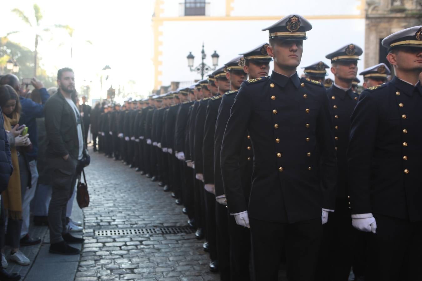 Fotos: La emocionante salida del buque Juan Sebastián de Elcano desde Cádiz