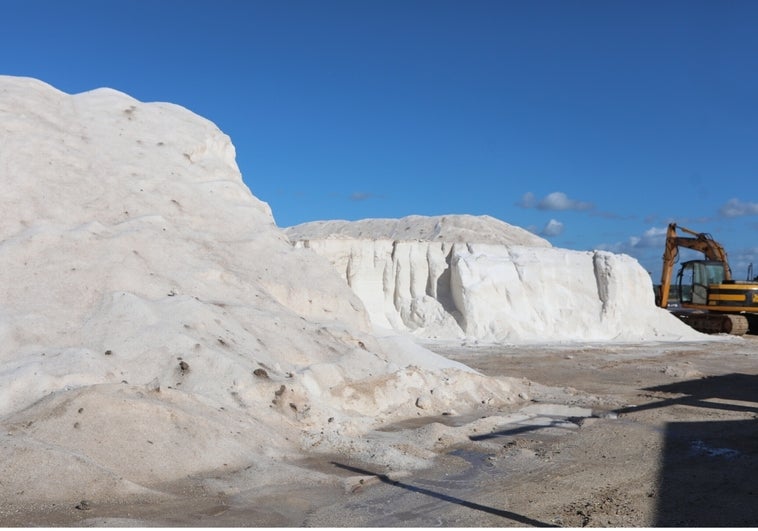 Sal de Cádiz para romper el hielo que dejan las borrascas 'Gerard' y 'Fien'