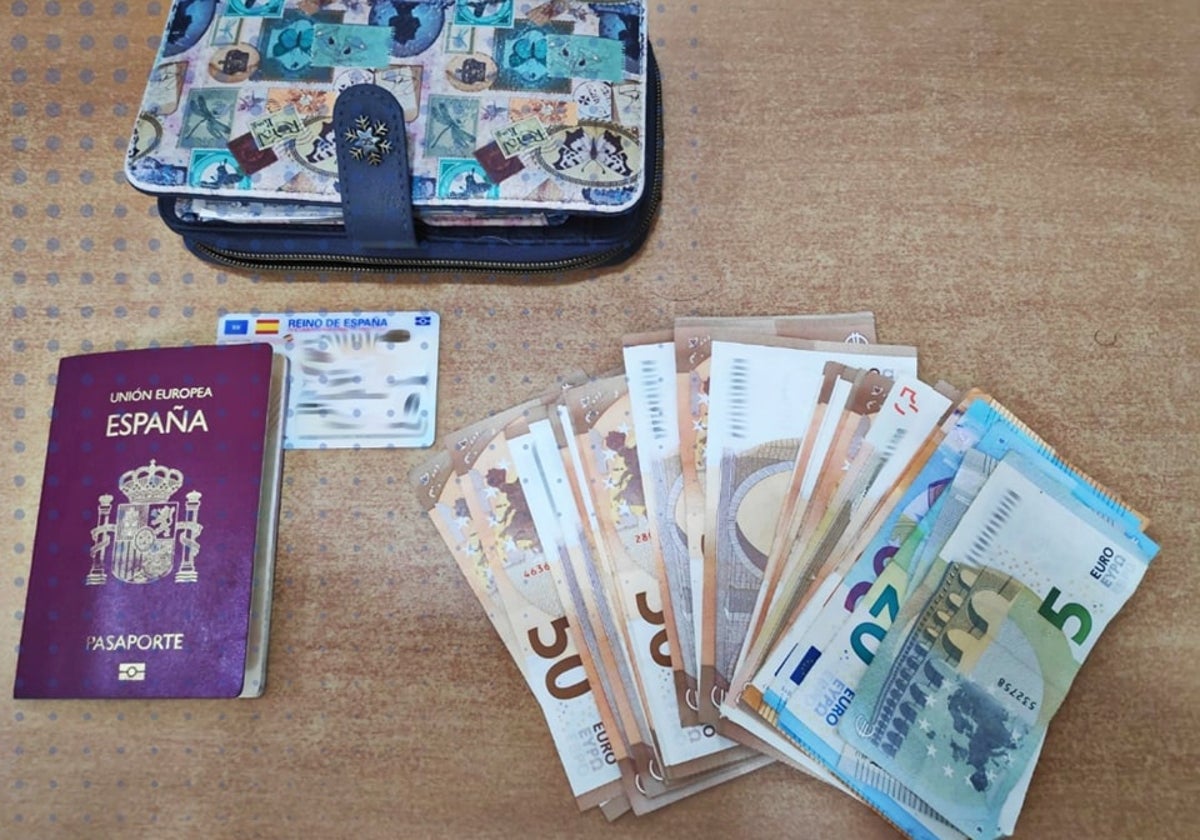 El bolso contenía más de 1.300 euros en efectivo.