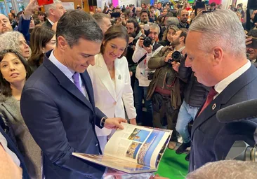 Pedro Sánchez visita el stand de la provincia de Cádiz en Fitur