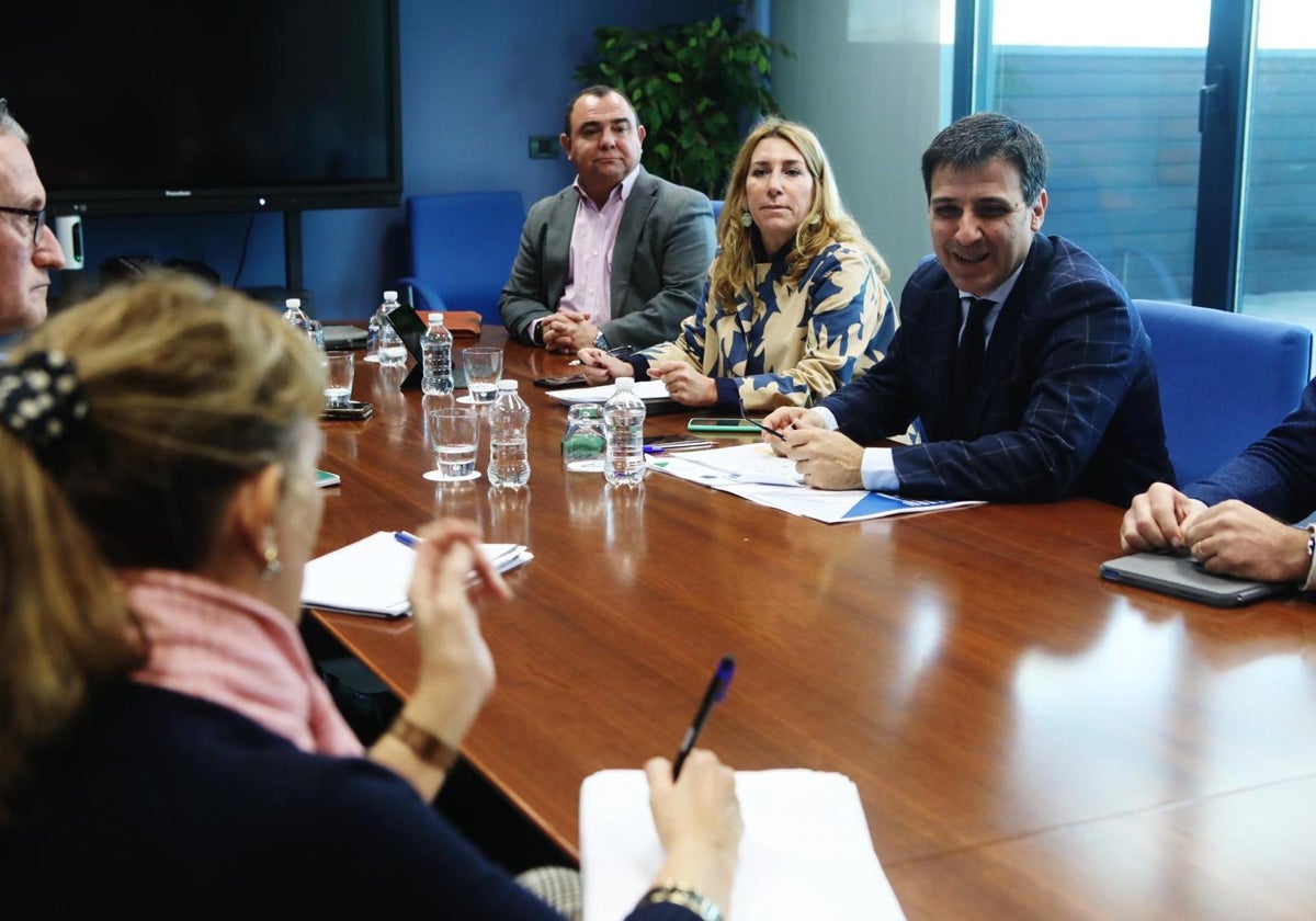 José Muñoz, de Femca, Inmaculada Olivero, delegada  provincial de Industria, y Cristóbeal Sánchez, secretario general de la Cosnejería de Industria