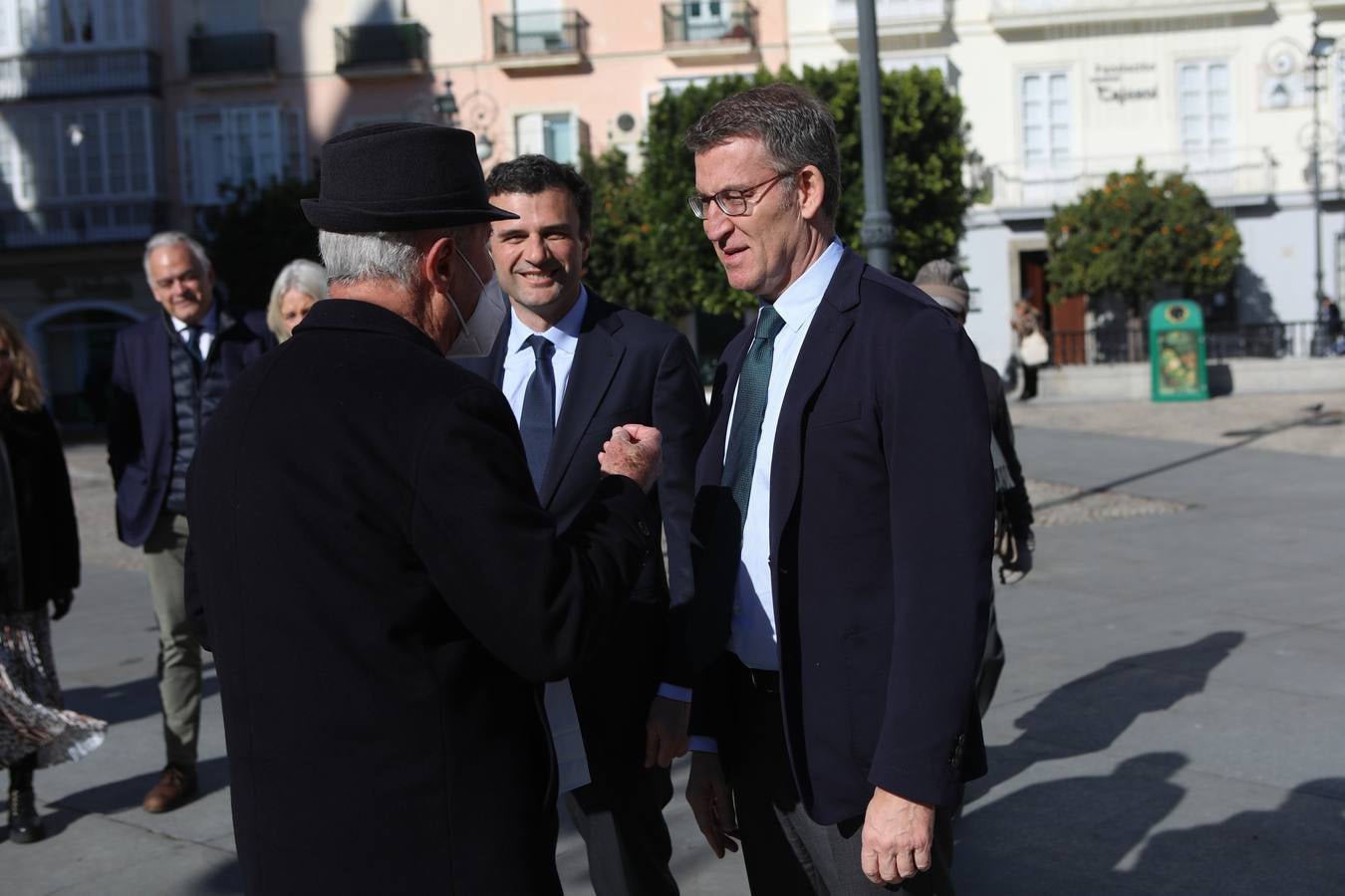 Fotos: Feijóo pasea por las calles de Cádiz junto a Bruno García, candidato del PP por Cádiz