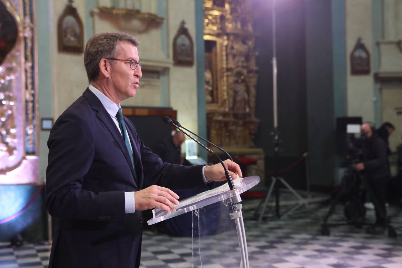 Fotos: Feijóo pasea por las calles de Cádiz junto a Bruno García, candidato del PP por Cádiz