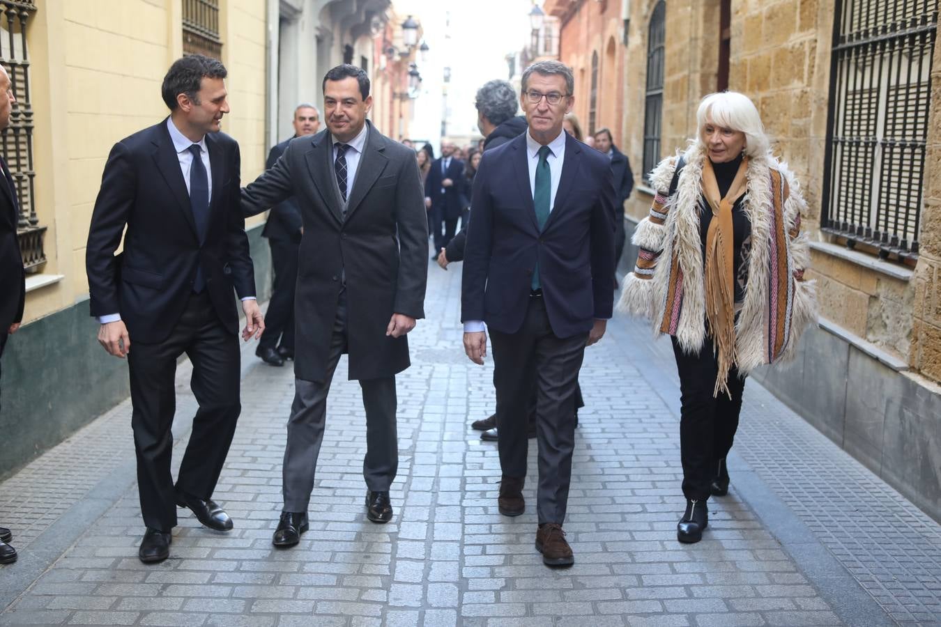 Fotos: Feijóo pasea por las calles de Cádiz junto a Bruno García, candidato del PP por Cádiz