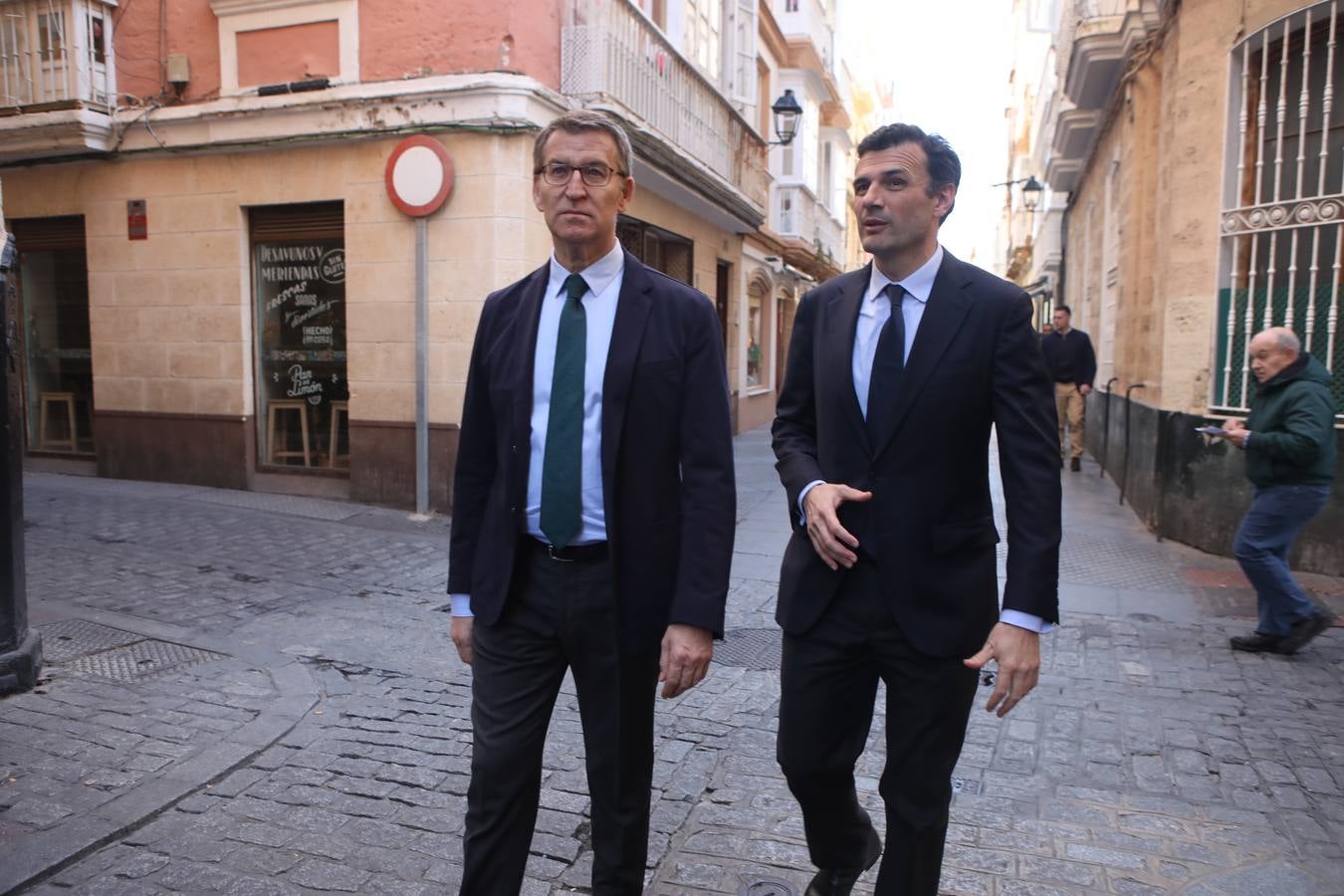 Fotos: Feijóo pasea por las calles de Cádiz junto a Bruno García, candidato del PP por Cádiz