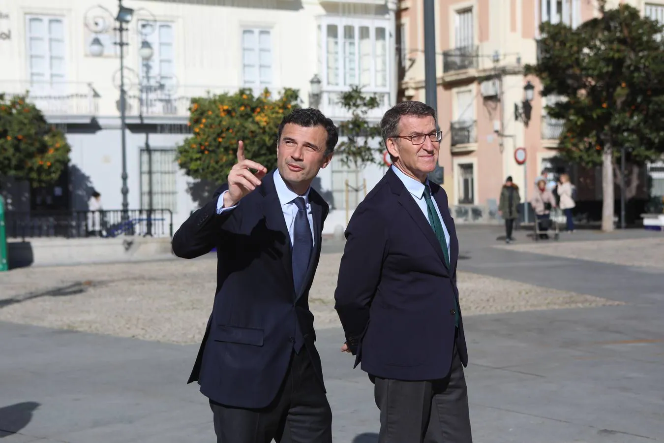 Fotos: Feijóo pasea por las calles de Cádiz junto a Bruno García, candidato del PP por Cádiz