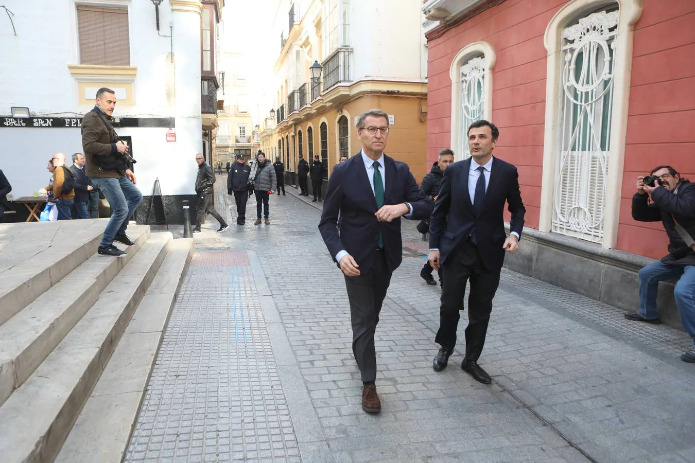 Fotos: Feijóo pasea por las calles de Cádiz junto a Bruno García, candidato del PP por Cádiz