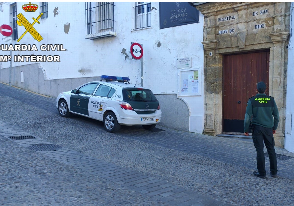 La Guardia Civil detiene a miembros de un clan de Arcos por robar de la iglesia alimentos de Cáritas para comprar droga